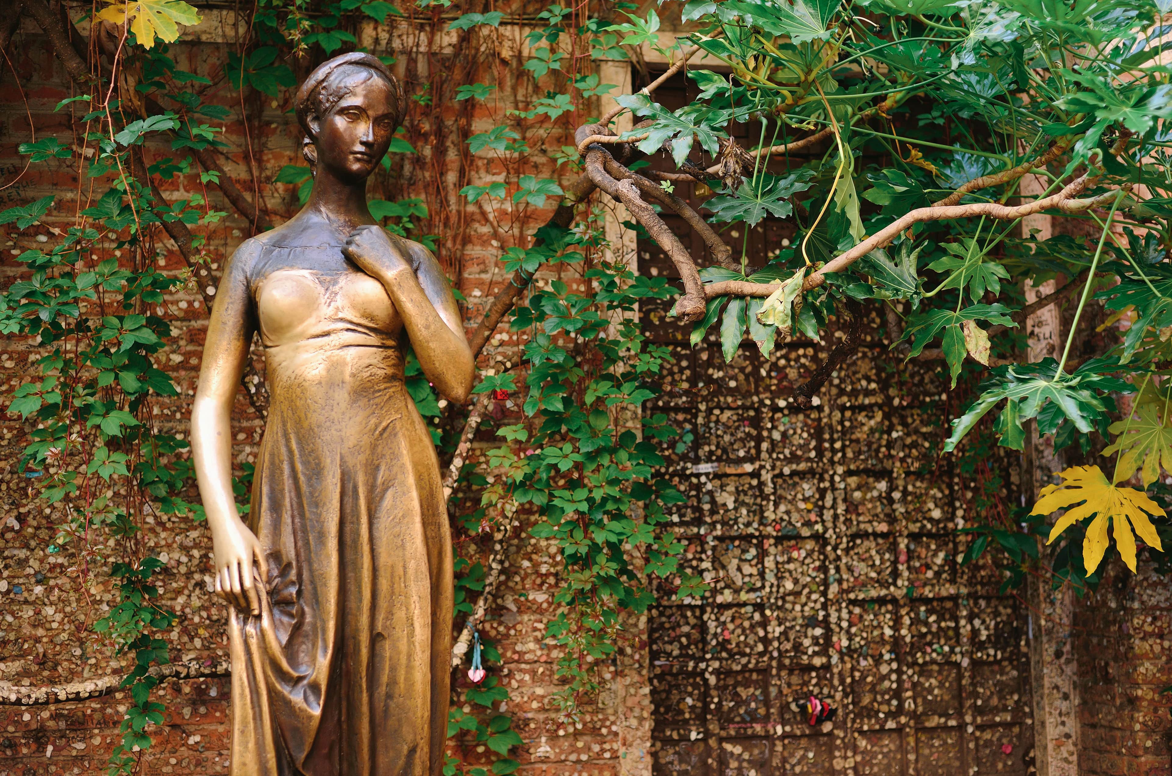 bronze statue of juliet
